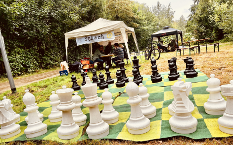 Schach und Helfer am Seefeststand